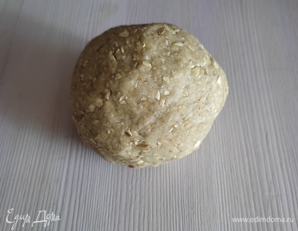 Тесто должно получиться плотным, может чуть липнуть к рукам. Оставить тесто под полотенцем на 20 минут, до остывания.