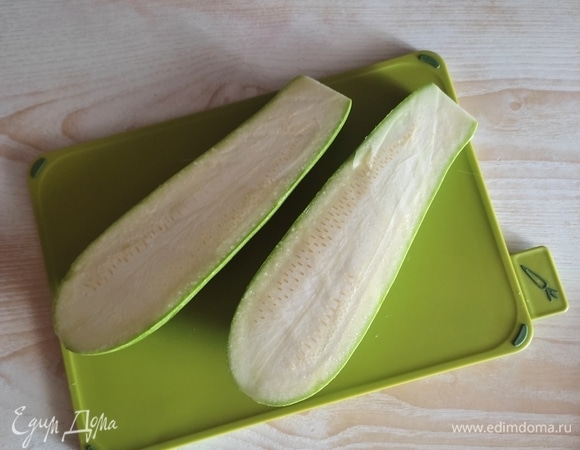 Кабачок вымыть и разрезать пополам.