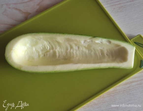 Чайной ложкой выбрать серединку каждого кабачка, чтобы получилась «лодочка».