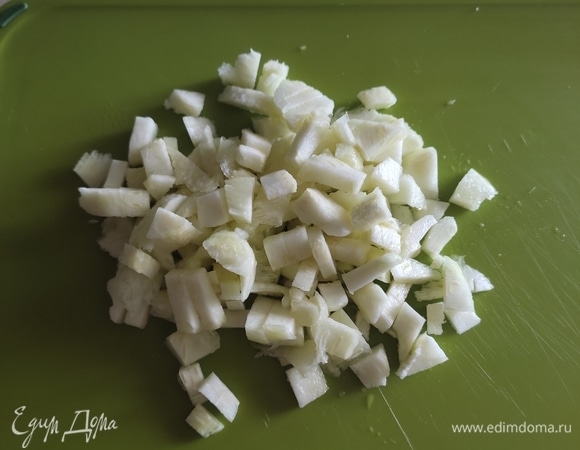 Мелко нарезать выбранную середину кабачка.