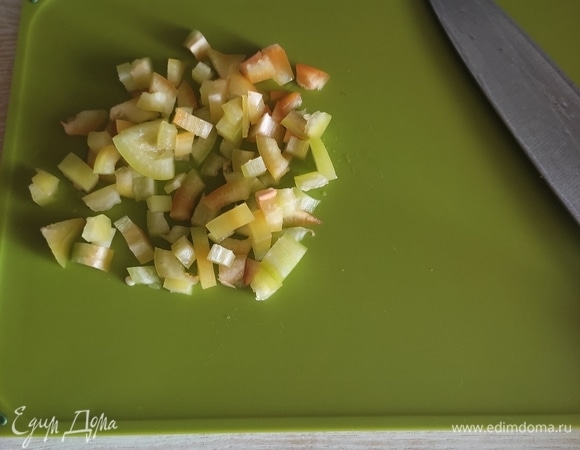 Болгарский перец нарезать кубиком.