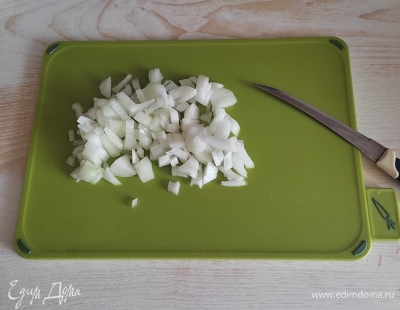 Мелко нарезать лук.
