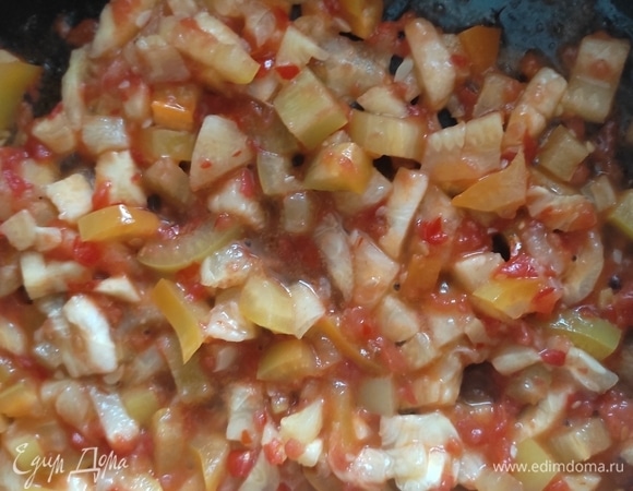 Обжарить лук, кабачки и перец до золотистого цвета, добавить помидор, с которого предварительно сняли кожицу и который нарезали кубиками. Все вместе потушить 3–5 минут.