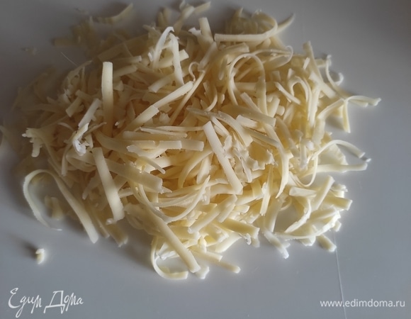 Сыр потереть на крупной терке.