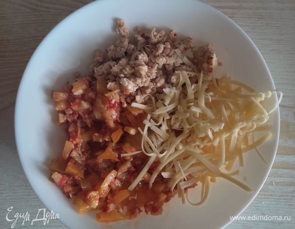 Куриный фарш обжарить до готовности. Соединить в чаше фарш, овощную смесь и несколько щепоток тертого сыра, он расплавится и скрепит все ингредиенты, так начинка получится сочнее. Добавить соль и специи по вкусу. Перемешать.