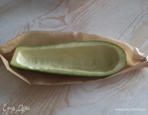 Из пергамента или фольги свернуть «лодочки» по форме кабачка.