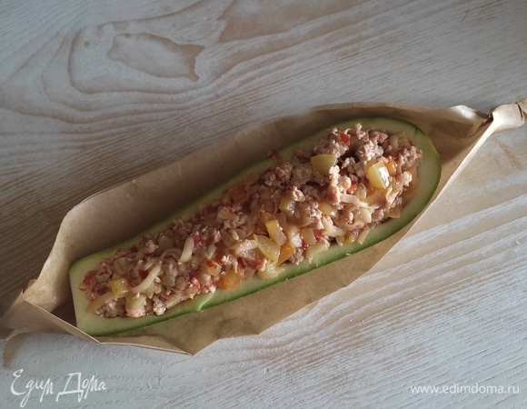 В кабачок плотно выложить начинку.