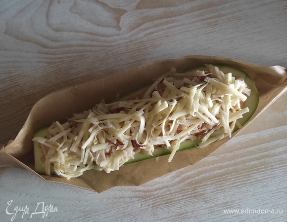 Посыпать сверху сыром. Выпекать в духовке при 160°C около 30–40 минут. Ориентируйтесь по своей духовке. Подавать с зеленью. Приятного аппетита!