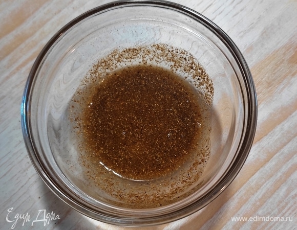 В чашке соединяем уксус, соль, сахар и 1 ст. л. приправы для корейской моркови, хорошо размешиваем.