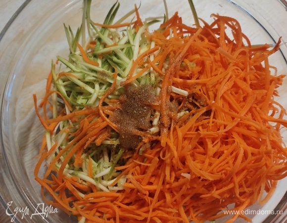 В большой чаше соединяем кабачок и морковь, добавляем уксусную смесь и немного проминаем руками, до появления сока. Добавляем пропущенный через пресс зубчик чеснока.