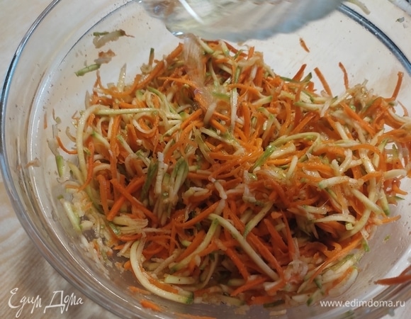 Растительное масло хорошо подогреть и вылить в закуску.