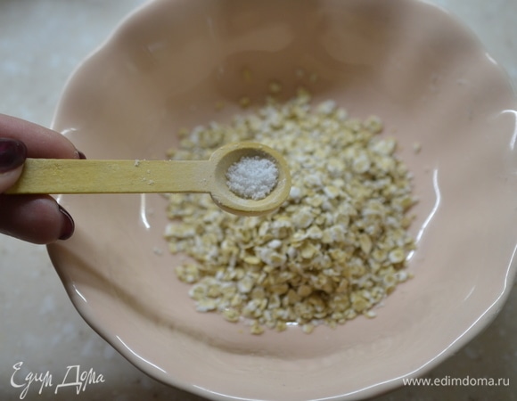 Посолите. Можно добавить и сахар. Но банан и так достаточно сладкий, поэтому я не добавляю сахар.