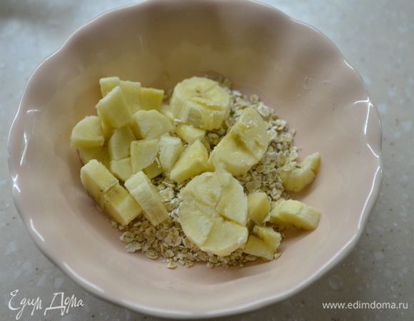 Банан нарежьте кусочками.