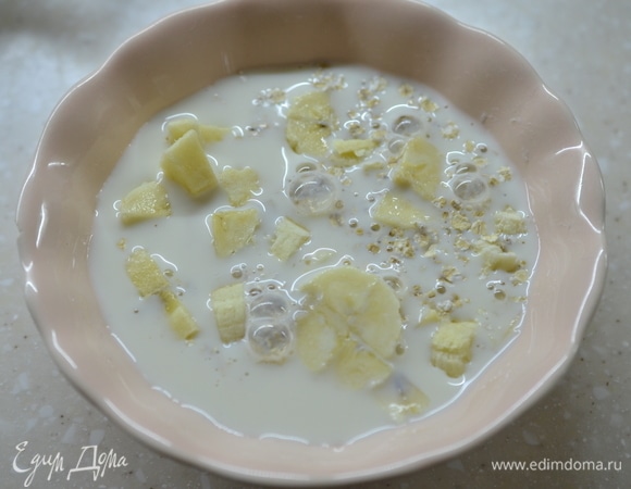 Залейте молоком. Ориентируйтесь на желаемую густоту каши. Если любите жидкую, добавьте побольше молока. Если погуще, то уменьшите его количество.