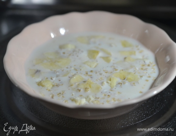 Поставьте в микроволновку. Готовьте около 3 минут. Держите 1 минуту после закипания.