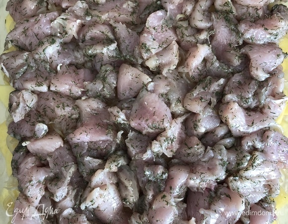 На лук выкладываем курицу.