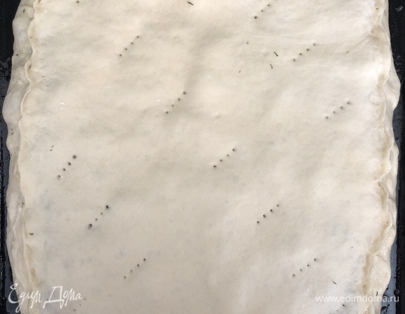 Меньшую часть теста раскатываем в пласт и выкладываем сверху на начинку, защипываем края и накалываем тесто вилкой. Оставляем заготовку на 30 минут для расстойки. Затем выпекаем в разогретой до 180°C духовке 60–70 минут. Готовый пирог смазать сливочным маслом, накрыть пергаментом и полотенцем. Оставить отдыхать на 15–20 минут. Приятного аппетита!