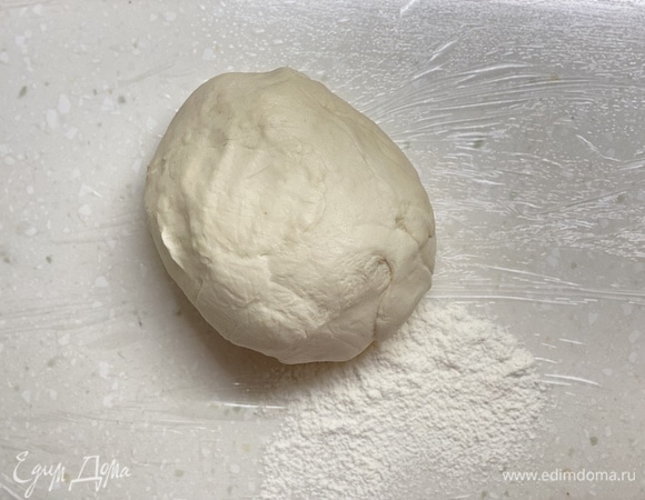 Смешать воду, соль и муку. Замесить простое тесто. Накрыть, оставить на 20–30 минут.