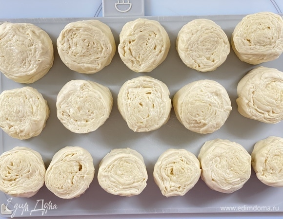 Разделить на 16–18 равных частей, нарезать. Каждый кусочек теста поставить на срез, убрать заготовки в холодильник на 1 час.