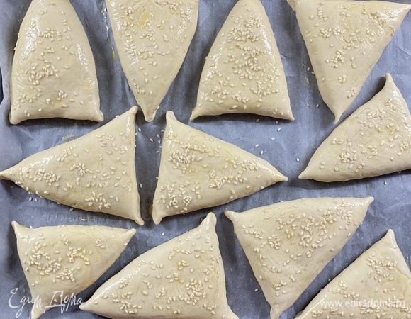 Смазать желтком и посыпать кунжутом. Выпекать при 160–180°C около 30–45 минут.
