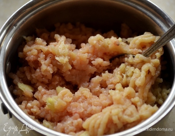 Куриное филе пропустите через мясорубку. Лучше брать филе бедра — с ним котлеты получаются сочнее, но можно готовить и из грудки. Конечно, по вашему желанию вы можете пропустить через мясорубку луковицу и зубчик чеснока. Но мои котлеты больше ориентированы на детей, поэтому я не добавляю эти ингредиенты.