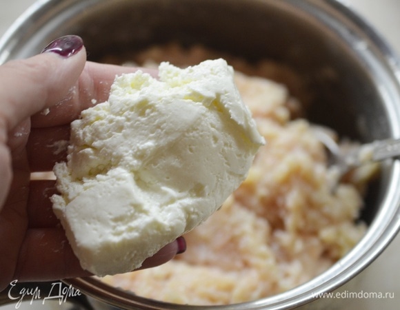 Добавьте творог.