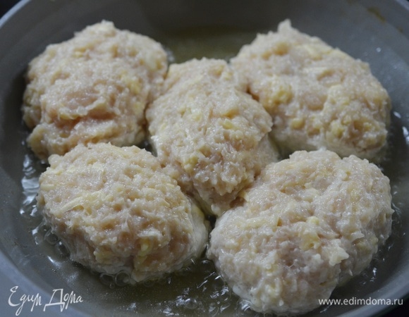 Сформируйте котлеты. Можно обжарить на сковороде с добавлением масла, запечь в духовке или приготовить на пару.