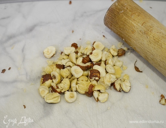 Фундук обжарьте и немного измельчите. Я это делаю при помощи скалки.