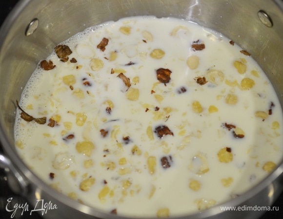 Залейте фундук молоком, добавьте ваниль.