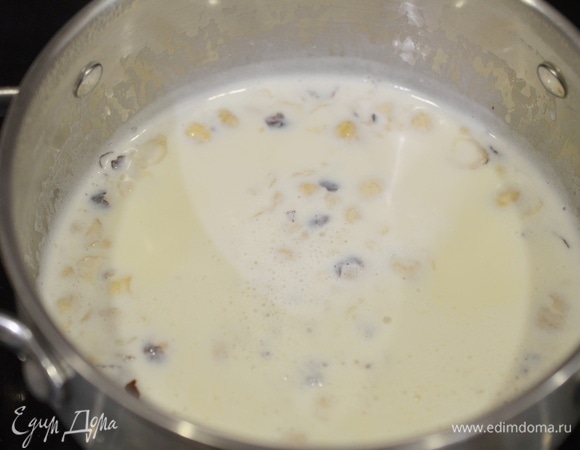 Доведите до кипения. Снимите с огня и дайте настояться минимум 1 час. Получится ореховое молоко.