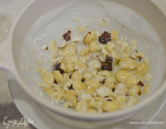 Процедите молоко. Орехи можно использовать для других десертов или же украсить ими готовый напиток.