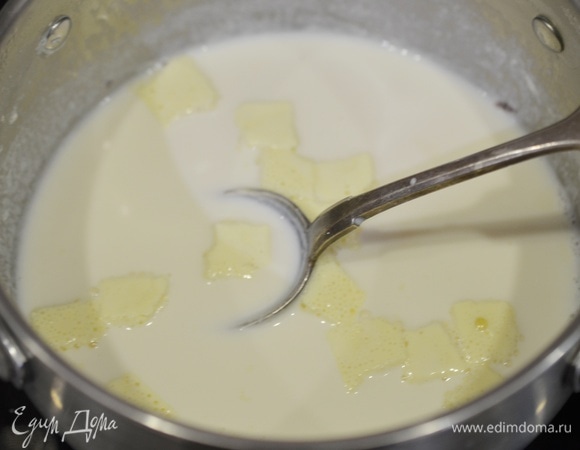 Верните молоко на огонь, добавьте сливки любой жирности и белый шоколад.