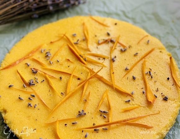 Начинку вылить на основу и отправить заготовку на 1 час в духовку, разогретую до 150°C. Подавать полностью остывшим.