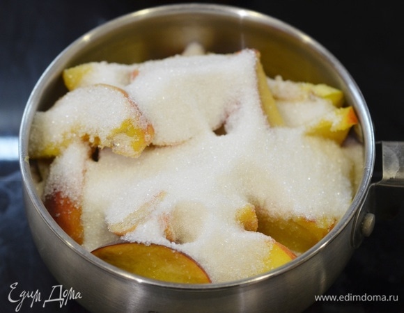 Засыпьте сахаром и ванильным сахаром. Оставьте на 1 час, чтобы персики дали сок.