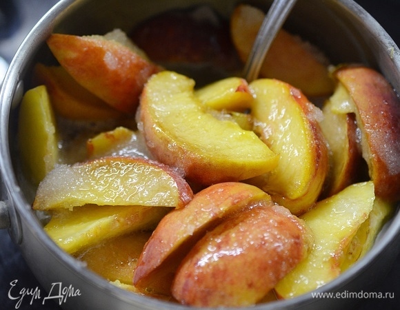 Доведите до кипения, убавьте огонь до минимального и варите 40 минут, снимая пену. Снимите с огня и дайте остыть. Я оставляю до утра.