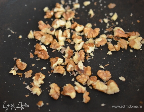 Орехи немного измельчите и чуть-чуть поджарьте на сковороде.