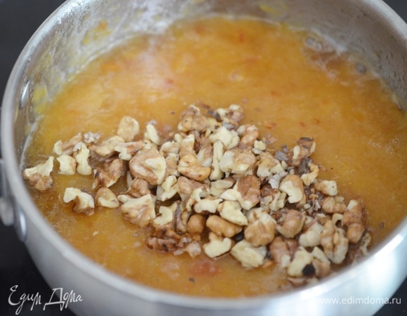 Добавьте орехи в джем, доведите до кипения и сразу снимите с огня.