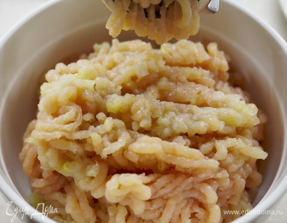 Пропустите через мясорубку курицу и лук.