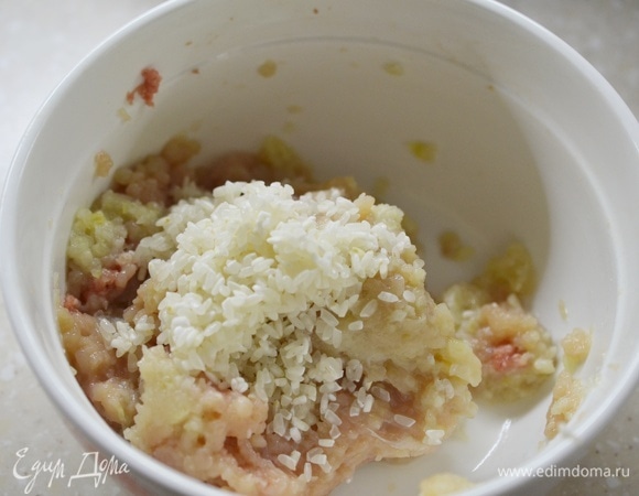 Рис откиньте на сито и добавьте к фаршу.