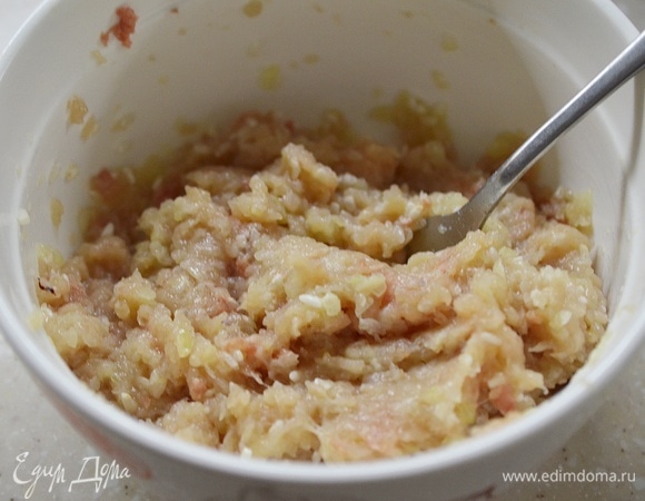 Посолите и все тщательно перемешайте.