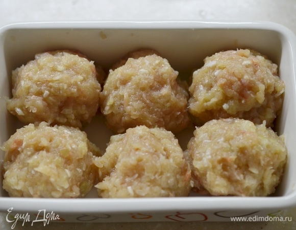 Влажными руками формируйте тефтели и выкладывайте в жаропрочную форму на расстоянии друг от друга. Чем больше будет расстояние между тефтелями, тем нежнее они получатся.