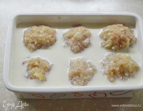 Залейте тефтели молоком. Оно должно практически полность их покрывать.