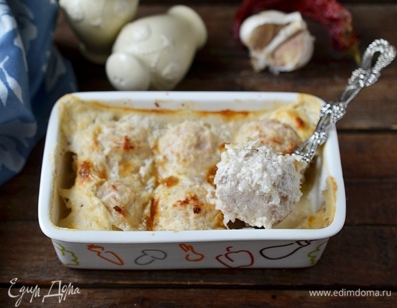 Запекайте в разогретой до 180°C духовке 30–40 минут. Тефтели должны полностью впитать молоко. Подавайте к столу.