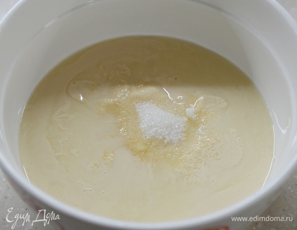 Ряженку смешайте с сахаром и ванильным сахаром.
