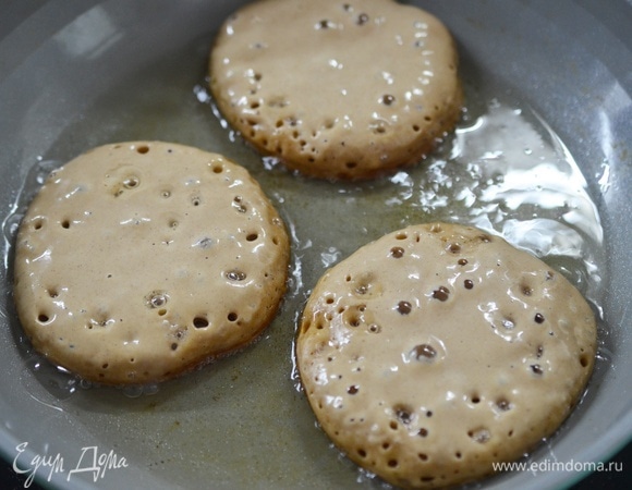 В сковороде разогрейте масло, выкладывайте ложкой немного теста и обжаривайте по 1–2 минуты с каждой стороны.