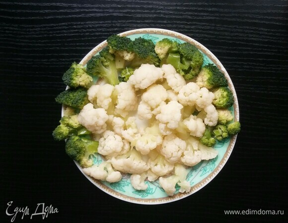 Цветную капусту и брокколи разморозить (у меня оба вида капусты были заморожены) и разобрать на части.