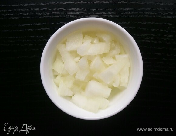 Репчатый лук нарезать мелкими кубиками.