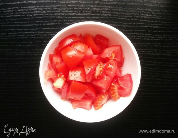 Помидоры — дольками, а затем разрезать каждую дольку поперек на три части.