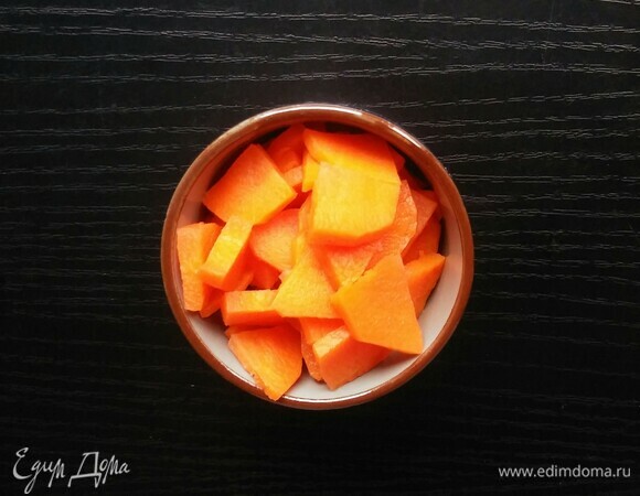 Морковь почистить, разрезать пополам вдоль, а затем — дольками.