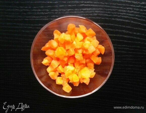 Тыкву нарезать мелкими кубиками (у меня была покупная уже нарезанная).
